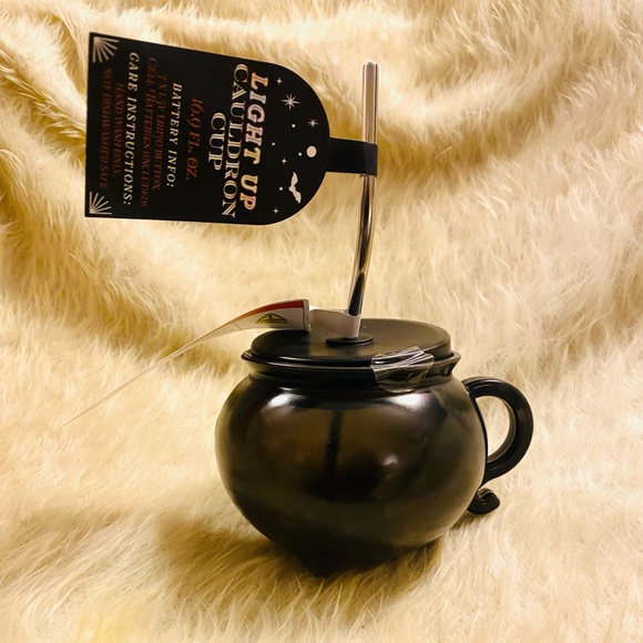 New Target 2024 Halloween Collection|1pc Cauldron Light Up 16.9 fl oz Cup - Picture 1 of 3